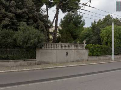 ...che affaccia sull�adiacente strada: si racconta che da qui il senatore Balenzano tenesse i discorsi politici ai cittadini 
